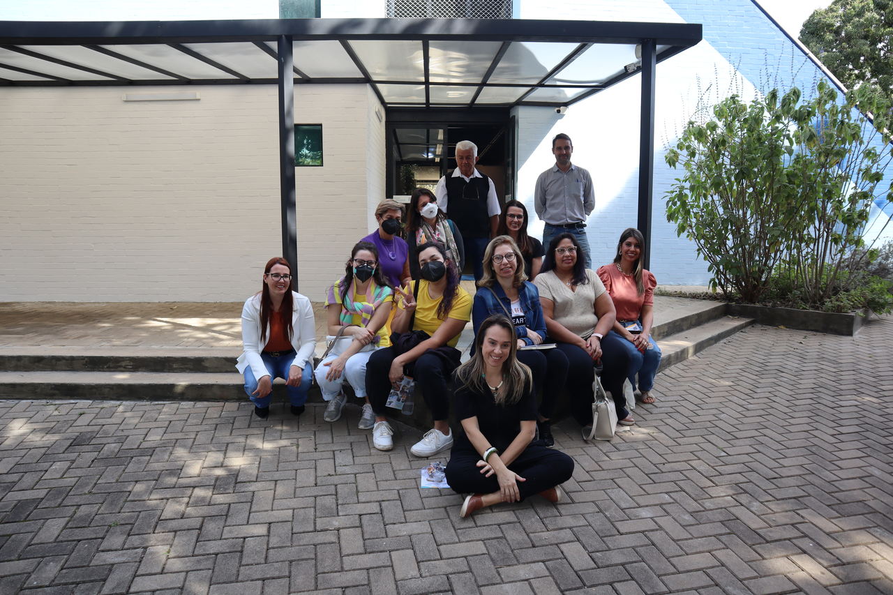 Casa + Sustentável recebe visita influenciadora digital, acompanhada de educadores, para conhecer as atrações do local