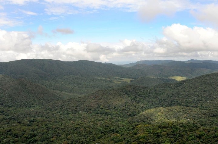Projeções de vídeos em fachadas de prédios públicos e pontos turísticos de Jundiaí sensibilizam sobre a Água e a Serra do Japi
